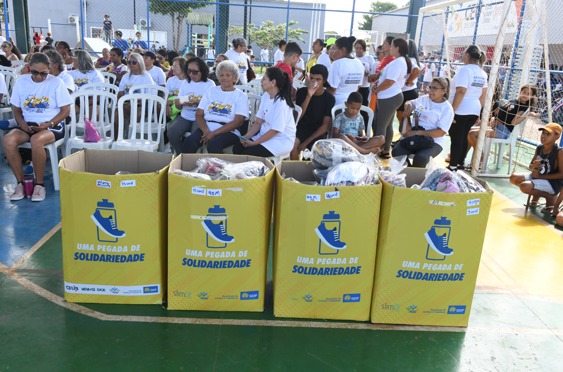Campanha entrega material esportivo a moradores de Ceilândia e Sol Nascente Campanha entrega material esportivo a moradores de Ceilândia e Sol Nascente