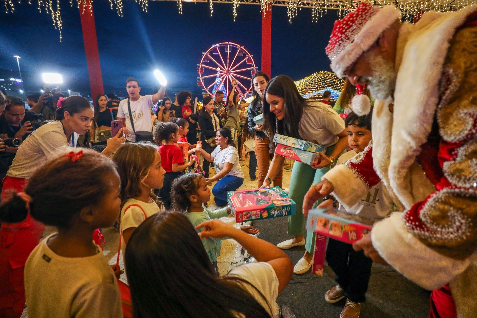 Crianças atendidas por instituições sociais participam de tarde de diversão no Nosso Natal