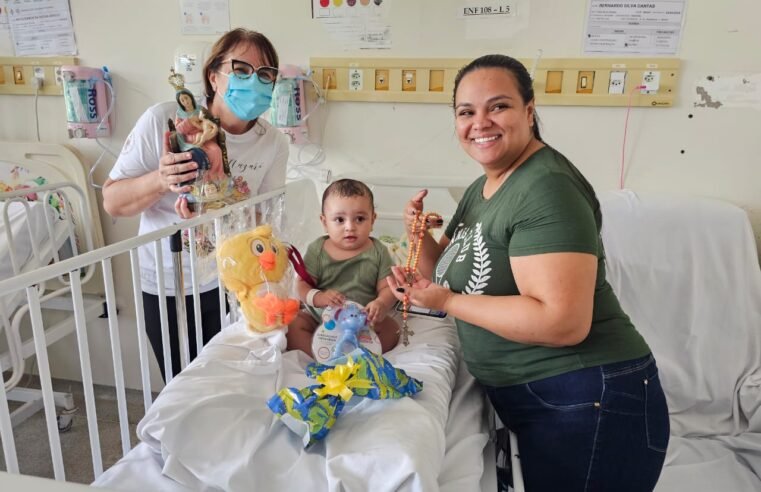 Crianças internadas no Hospital Regional de Santa Maria recebem presentes do projeto Natal Feliz