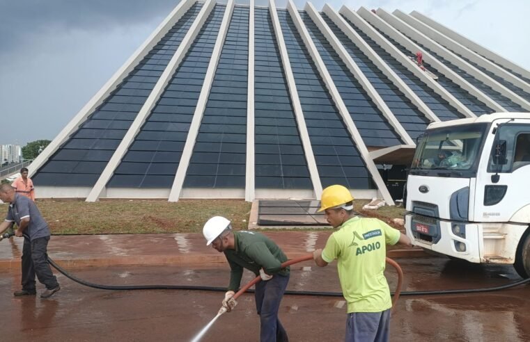 Equipes finalizam a limpeza interna e últimos retoques no entorno do Teatro Nacional
