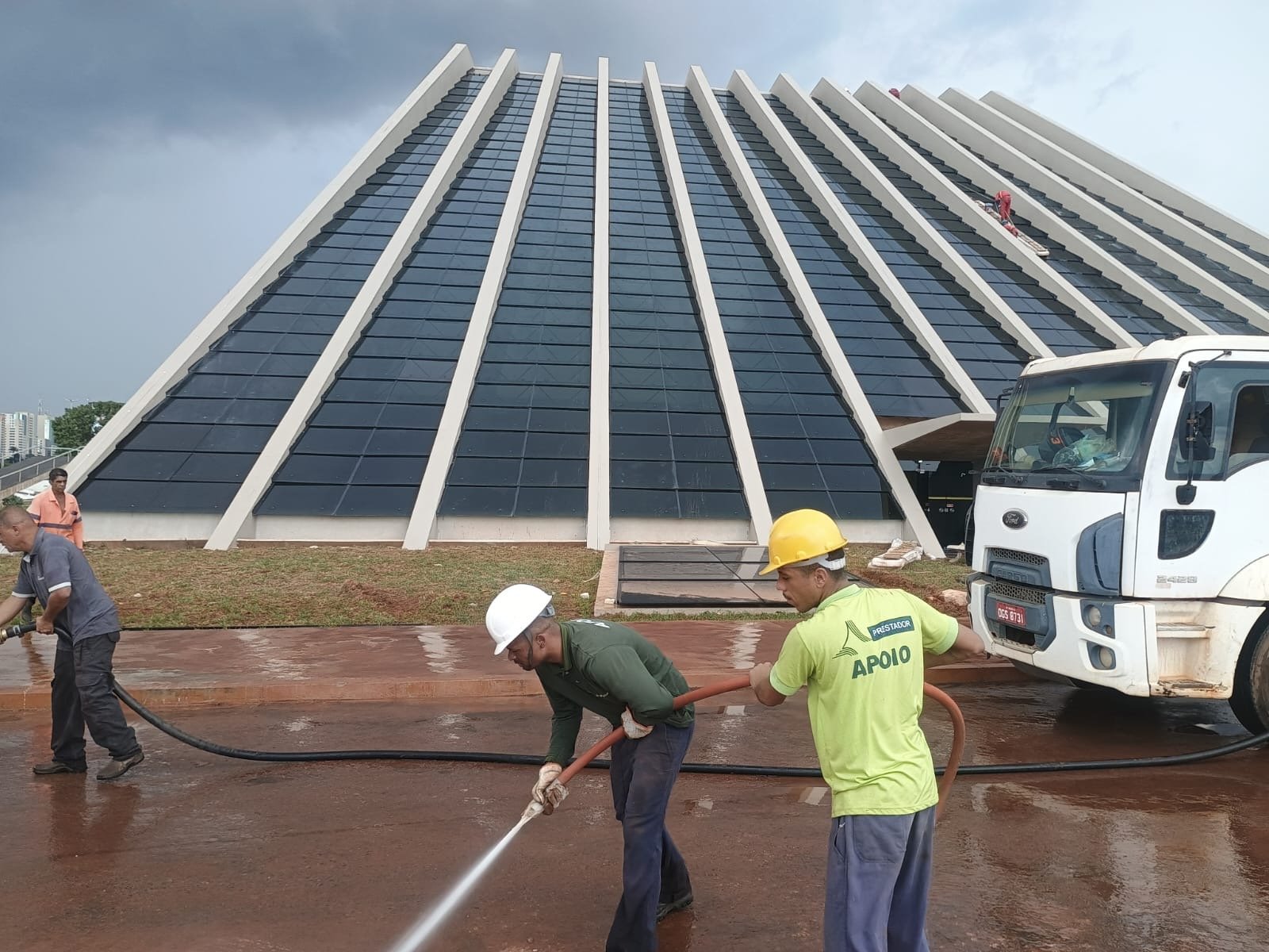 Equipes finalizam a limpeza interna e últimos retoques no entorno do Teatro Nacional