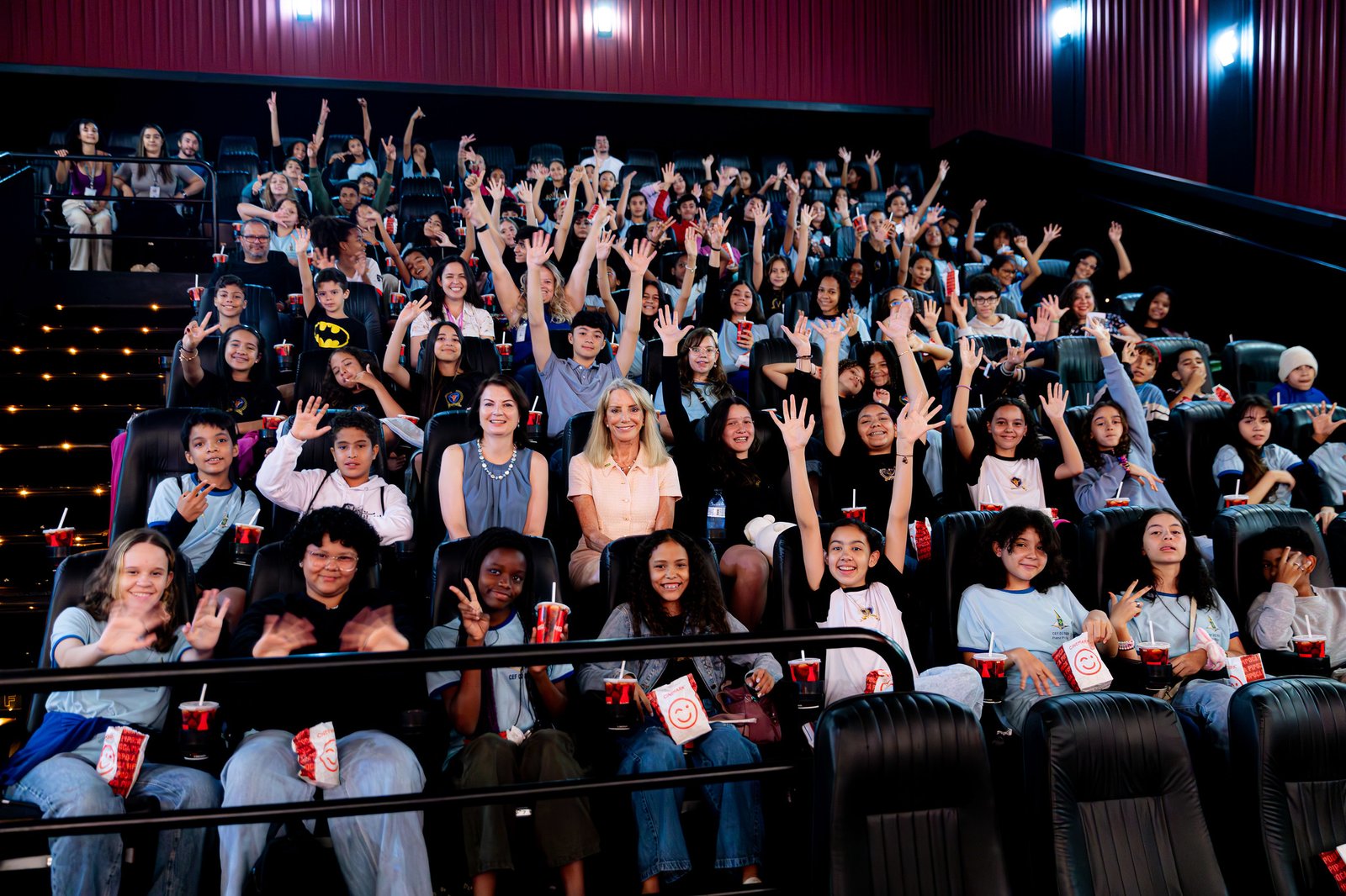 Estudantes do CIL 01 vivenciam experiência cultural ao ver filme em inglês no cinema Estudantes do CIL 01 vivenciam experiência cultural ao ver filme em inglês no cinema