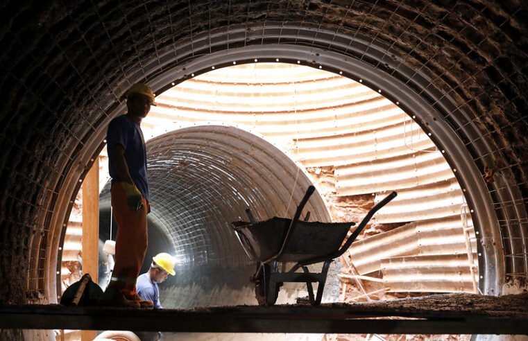 Etapa mais complexa do Drenar DF, escavação de solo resistente conta com seis frentes de trabalho