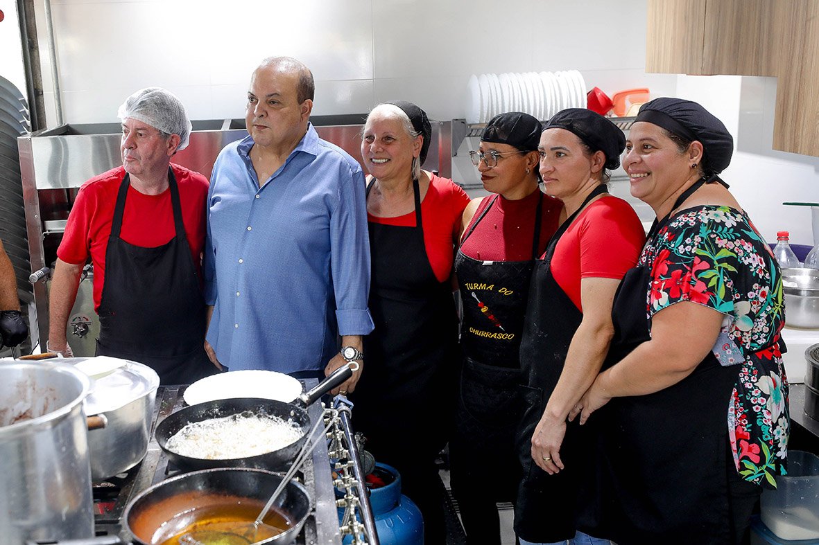 Governador almoça com comerciantes nos novos quiosques do Palácio do Buriti