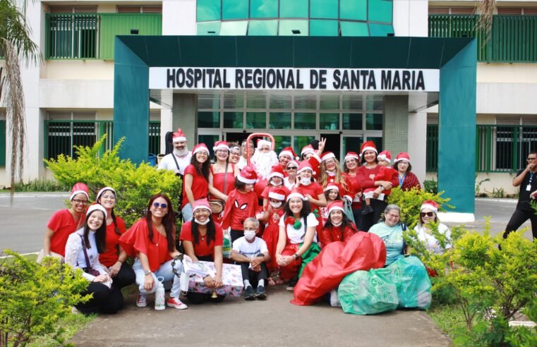 Grupo católico faz Cantata de Natal e entrega presentes para crianças internadas no HRSM