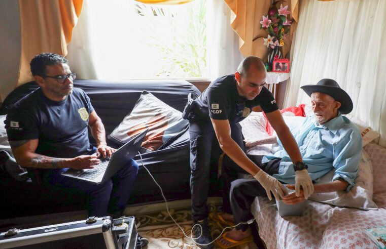 Homem com 105 anos é um dos 5 mil atendidos pelo serviço domiciliar de emissão de identidade no DF