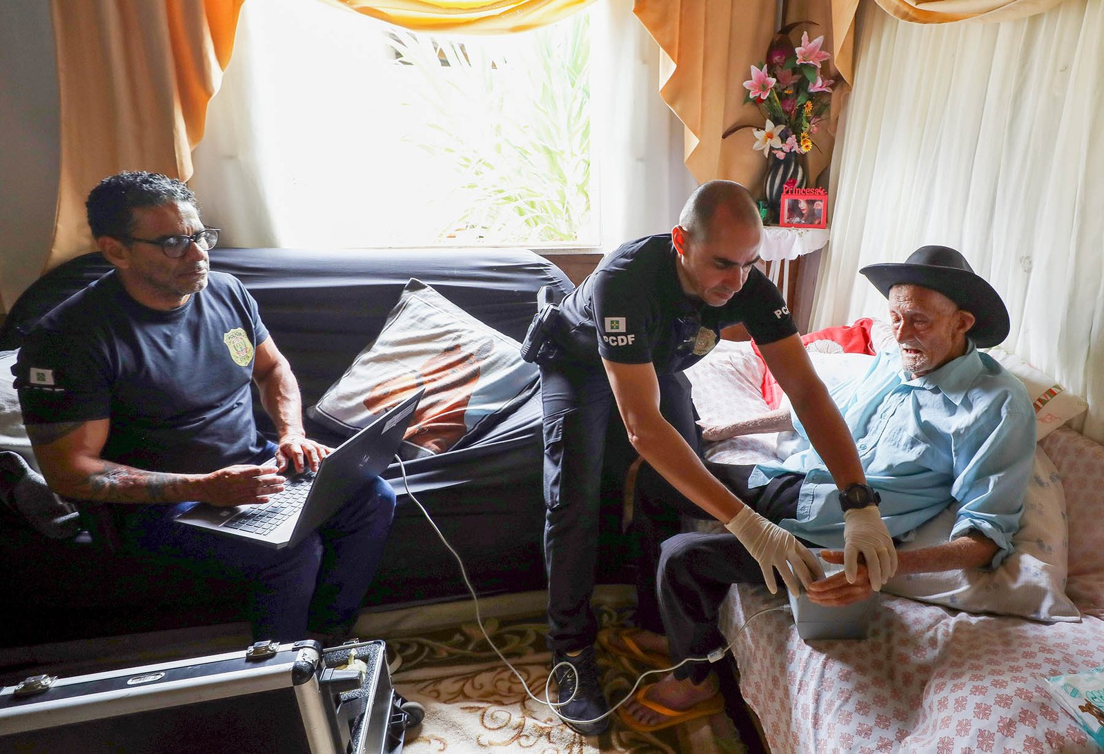 Homem com 105 anos é um dos 5 mil atendidos pelo serviço domiciliar de emissão de identidade no DF Homem com 105 anos é um dos 5 mil atendidos pelo serviço domiciliar de emissão de identidade no DF