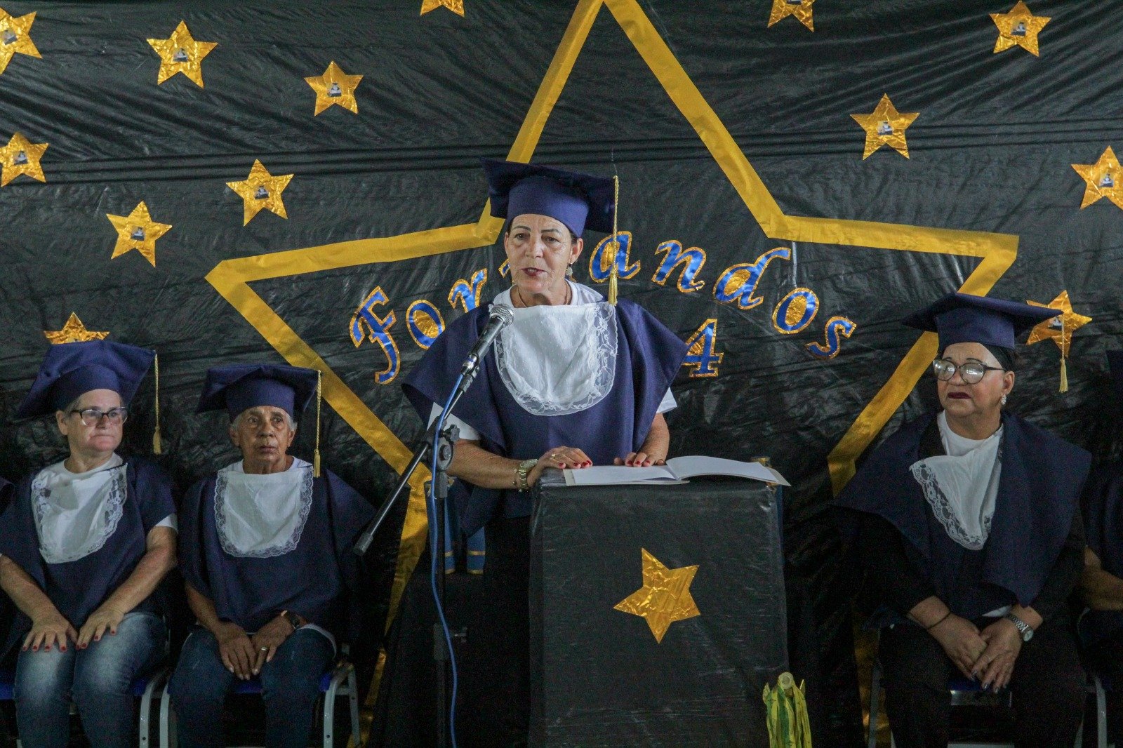 Idosos recebem noções básicas de letramento e participam de formatura simbólica em Brazlândia