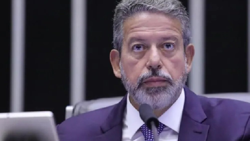 Lira responde a Flávio Dino sobre emendas de R$ 4,2 bilhões