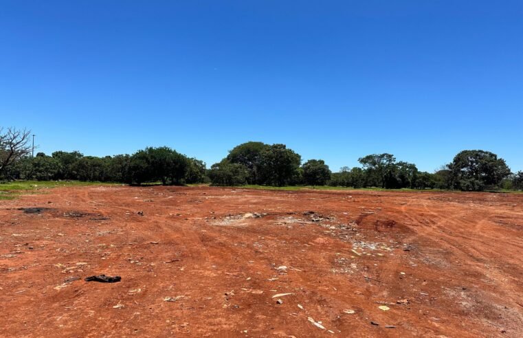 Lixão irregular é limpo na Vila Planalto