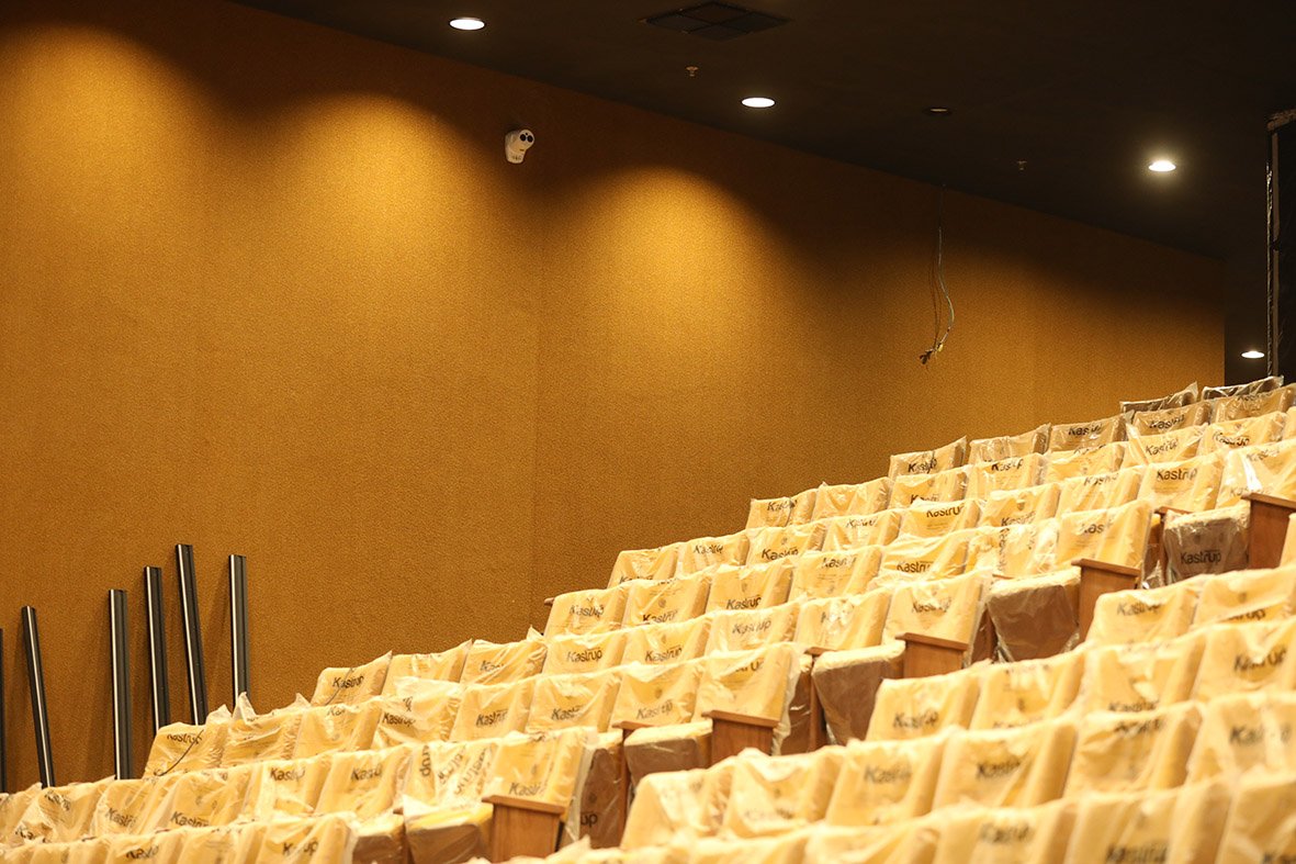 Materiais inflamáveis na Sala Martins Pena são substituídos pelos antichamas Materiais inflamáveis na Sala Martins Pena são substituídos pelos antichamas