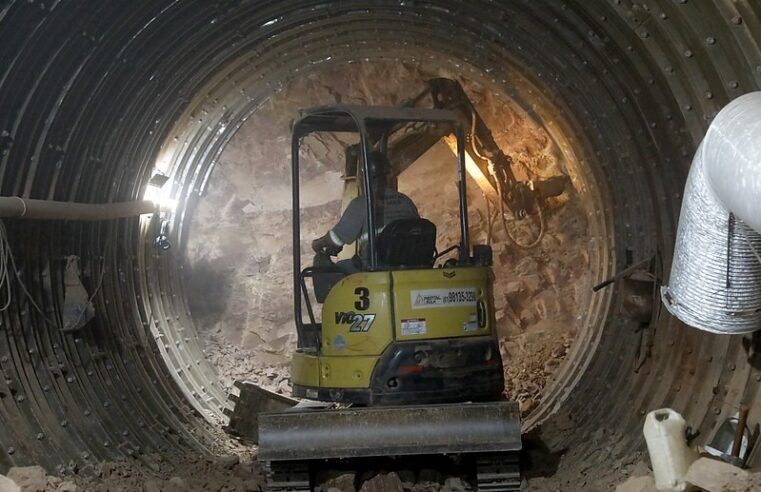 Miniescavadeira, chapas de aço e concreto projetado compõem a base dos túneis do Drenar DF