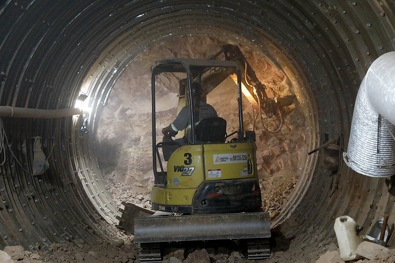 Miniescavadeira, chapas de aço e concreto projetado compõem a base dos túneis do Drenar DF