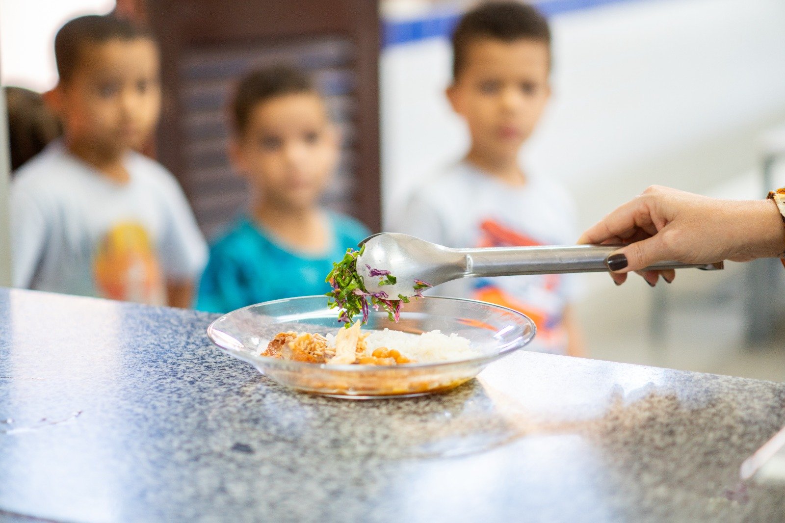 Nova lei distrital assegura alimentação inclusiva e adaptada para estudantes atípicos