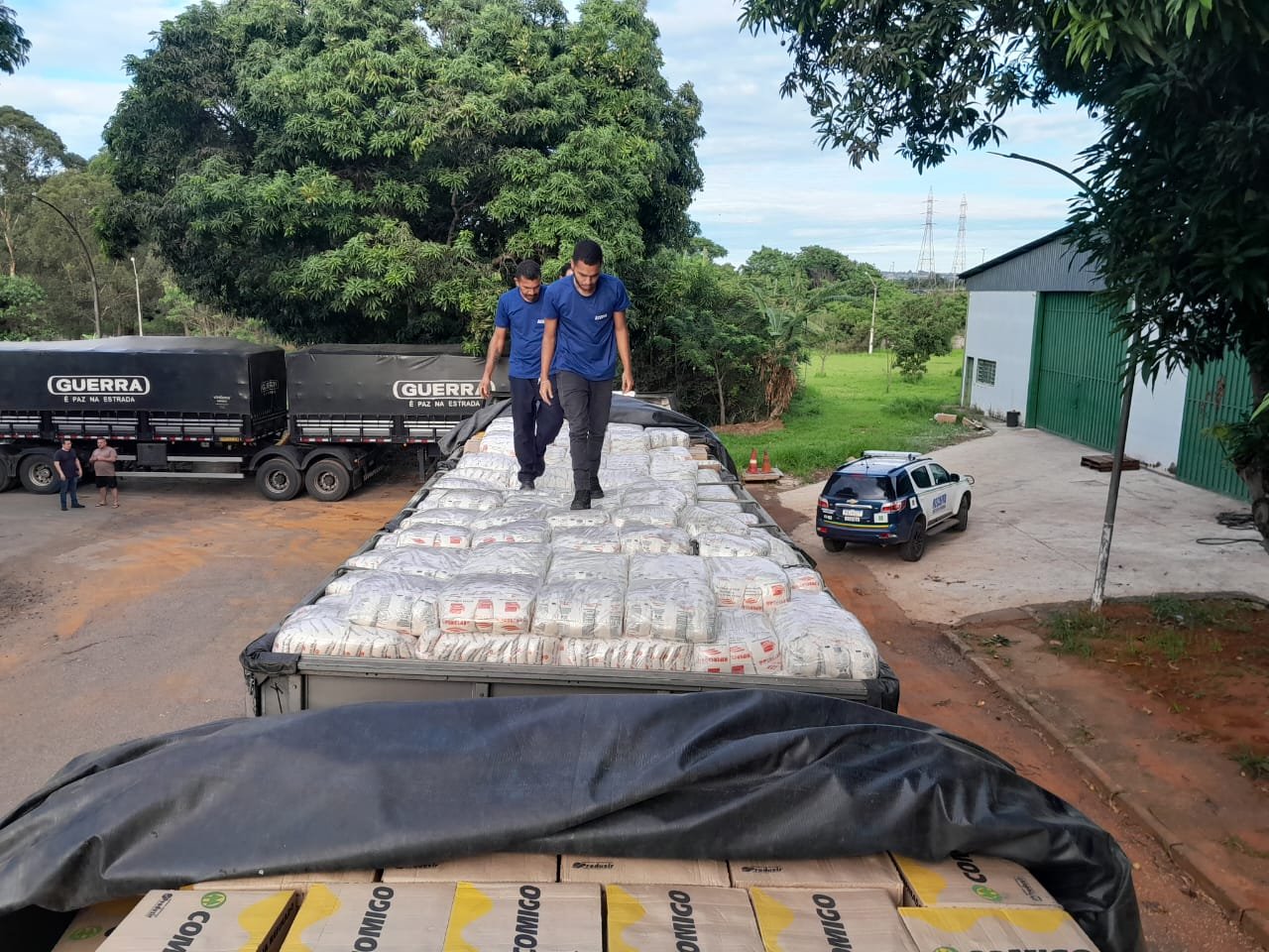 Operações apreendem 51 mil litros de óleo e 51 toneladas de açúcar e bebidas em rodovias do DF Operações apreendem 51 mil litros de óleo e 51 toneladas de açúcar e bebidas em rodovias do DF