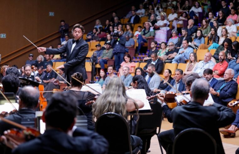 Operários veem a concretização do trabalho na obra do Teatro Nacional durante concerto na Martins Pena