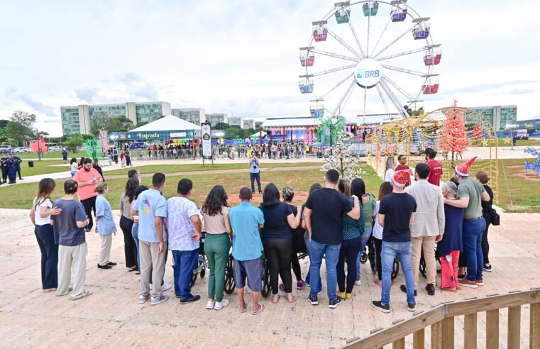 Pacientes psiquiátricos do HBDF visitam o projeto Nosso Natal, na Esplanada