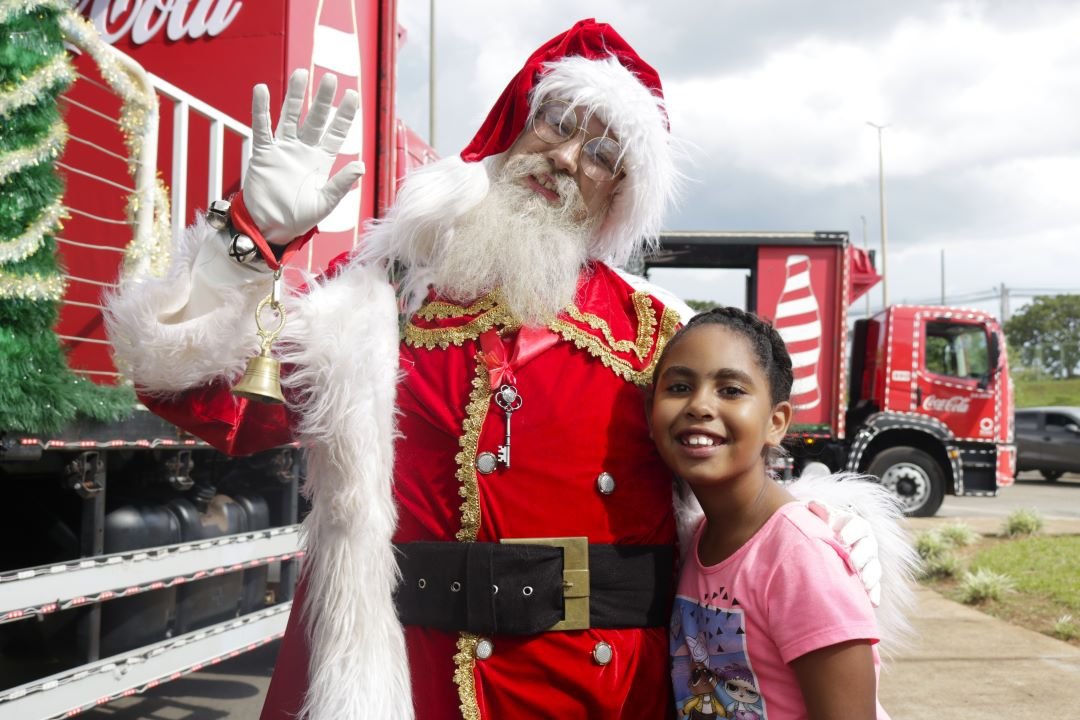 Papai Noel, urso polar e cantores dão o clima do Natal do HCB