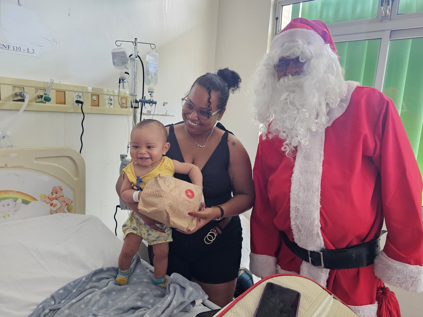 Policial Noel leva alegria e presentes para crianças internadas no Hospital Regional de Santa Maria Policial Noel leva alegria e presentes para crianças internadas no Hospital Regional de Santa Maria