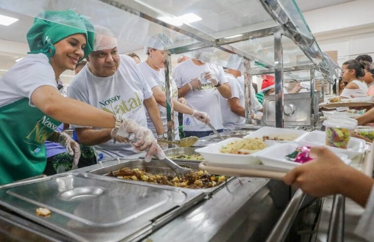 Restaurantes comunitários servem ceia natalina com atrações musicais e Papai Noel