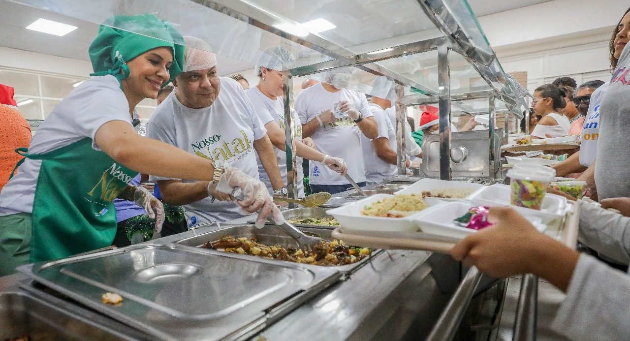 Restaurantes comunitários servem ceia natalina com atrações musicais e Papai Noel Restaurantes comunitários servem ceia natalina com atrações musicais e Papai Noel