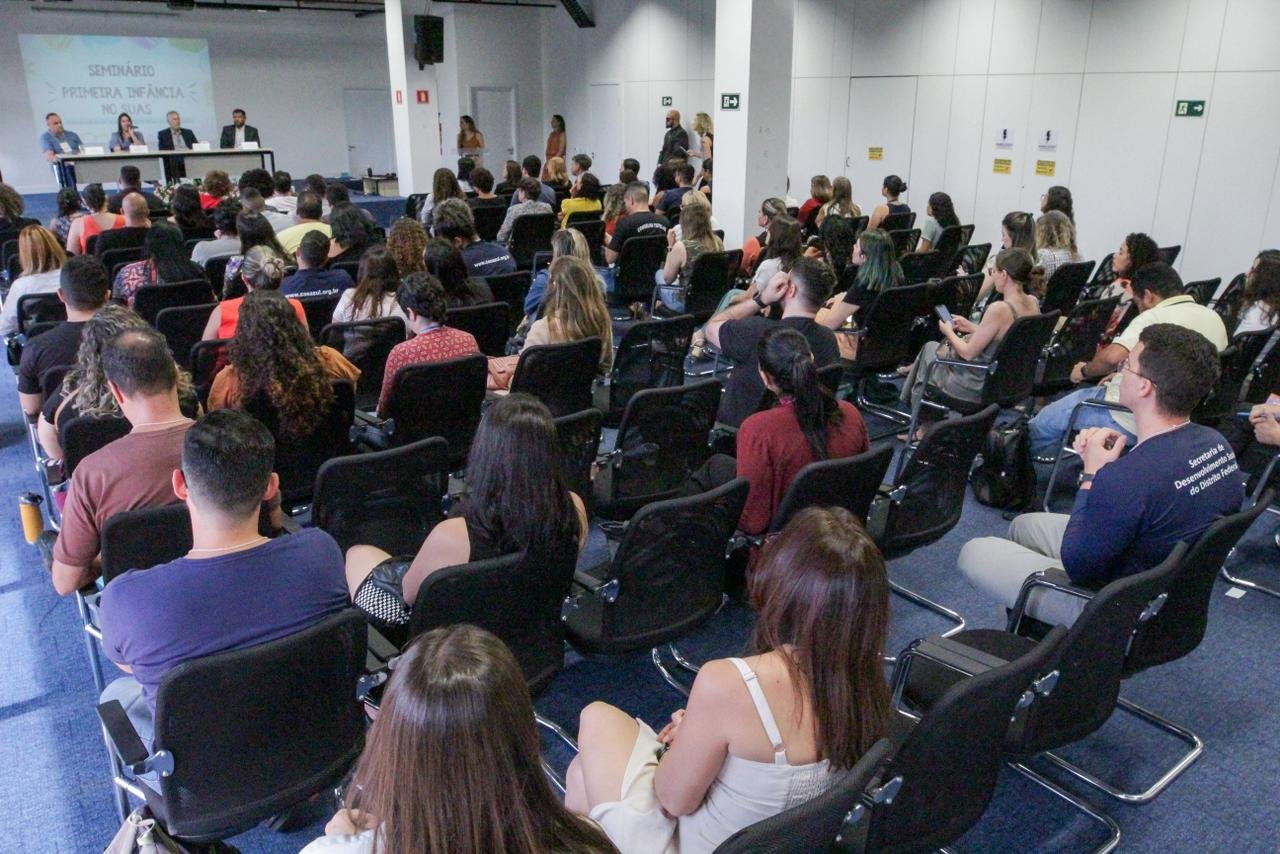 Seminário debate importância de fortalecer políticas para a primeira infância no DF Seminário debate importância de fortalecer políticas para a primeira infância no DF
