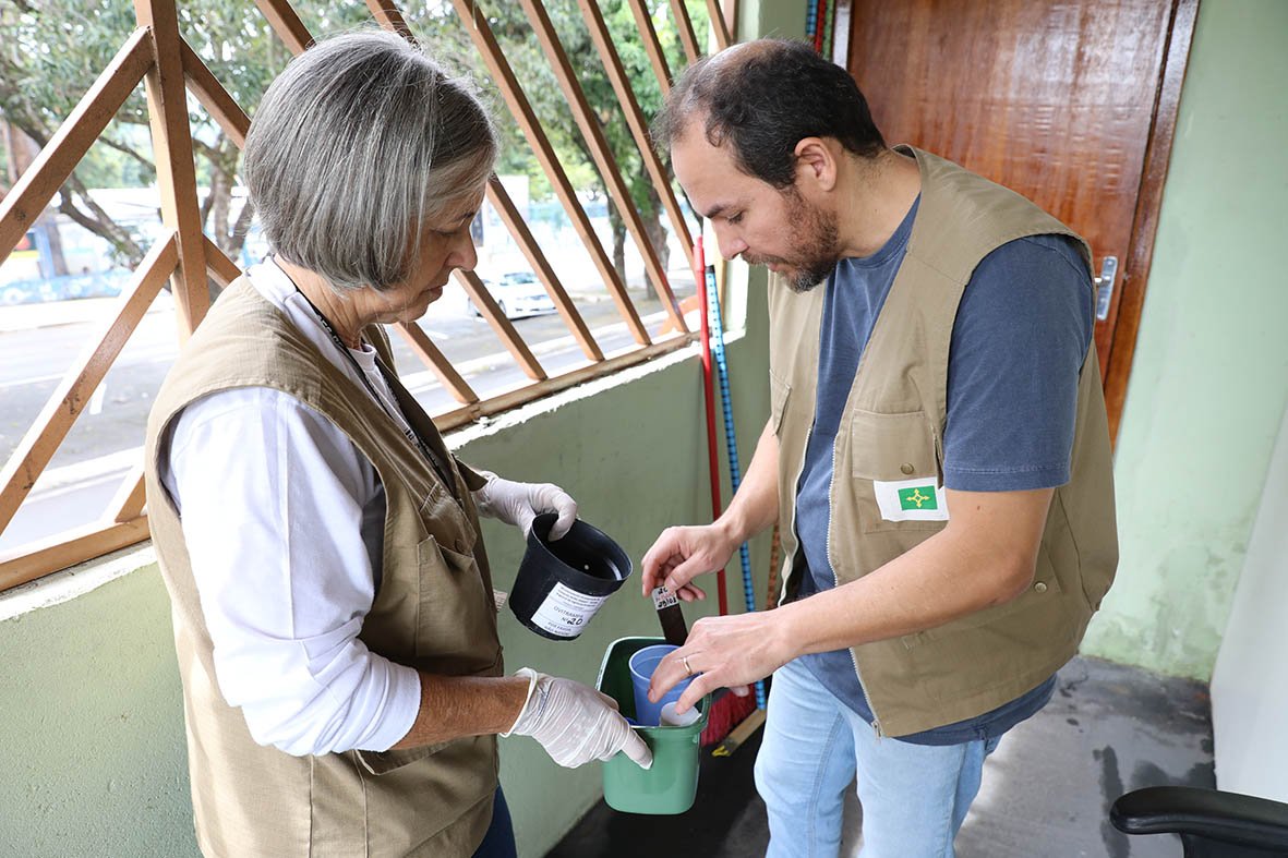 Armadilhas contra o Aedes aegypti ajudam equipes da Vigilância Ambiental no combate à dengue Armadilhas contra o Aedes aegypti ajudam equipes da Vigilância Ambiental no combate à dengue