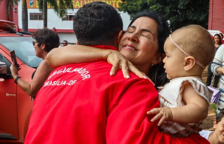 Bombeiros do DF enviados para missão no Rio Tocantins são recebidos por familiares na volta para casa