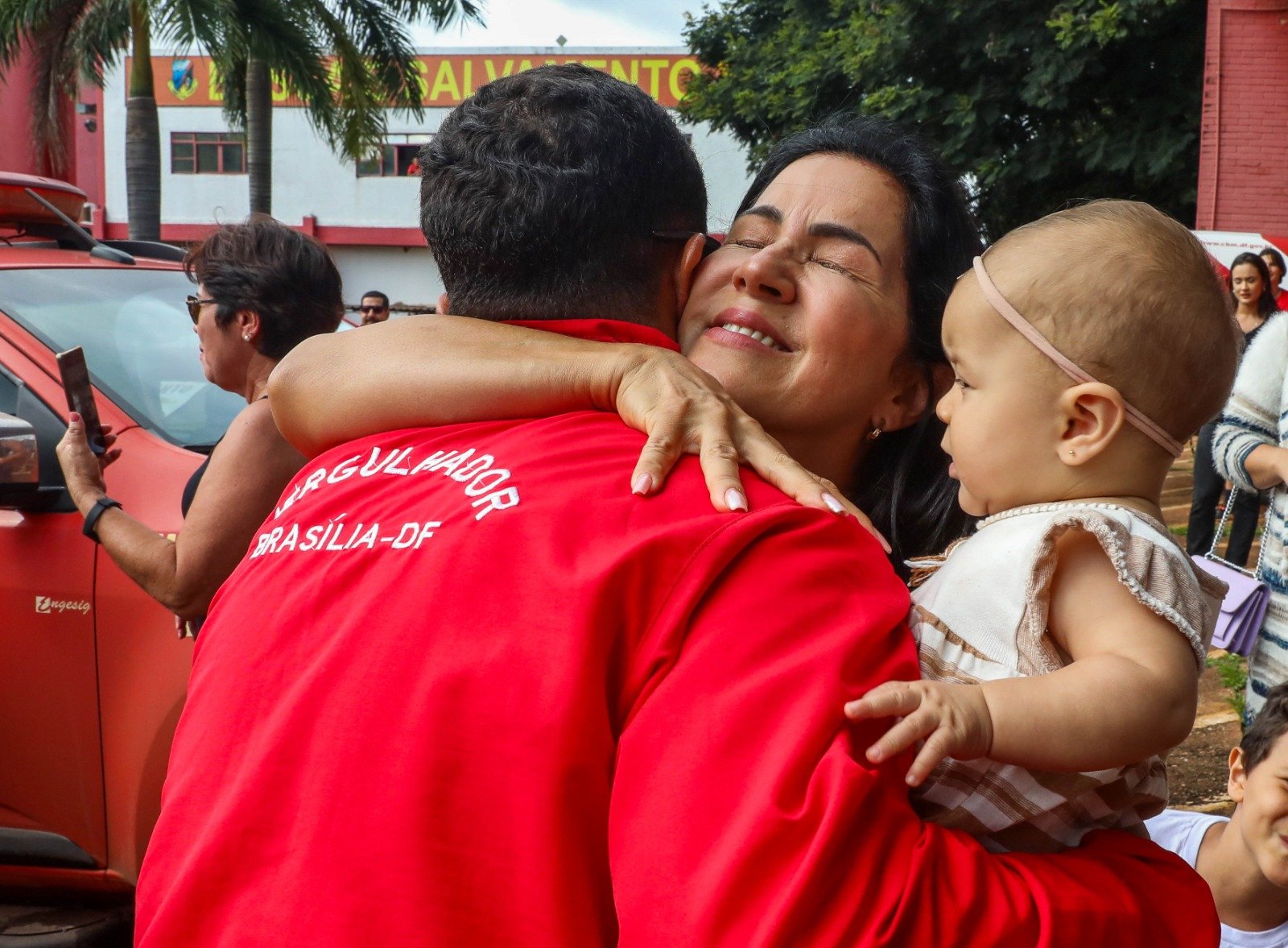 Bombeiros do DF enviados para missão no Rio Tocantins são recebidos por familiares na volta para casa Bombeiros do DF enviados para missão no Rio Tocantins são recebidos por familiares na volta para casa