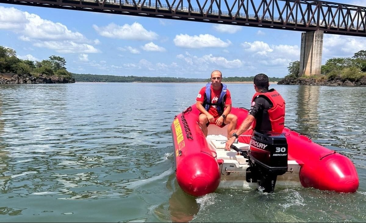 Bombeiros do DF fazem mergulhos para resgatar vítimas do acidente sobre o Rio Tocantins