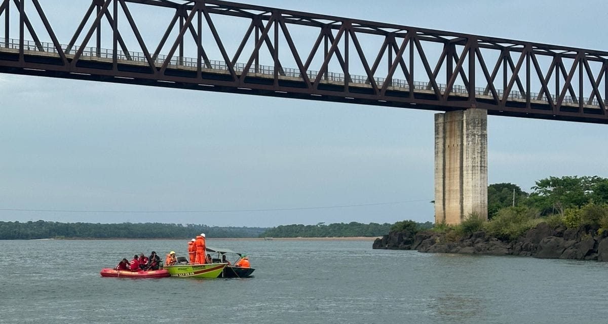 Bombeiros do DF participam de resgate de 14ª vítima do acidente sobre o Rio Tocantins Bombeiros do DF participam de resgate de 14ª vítima do acidente sobre o Rio Tocantins
