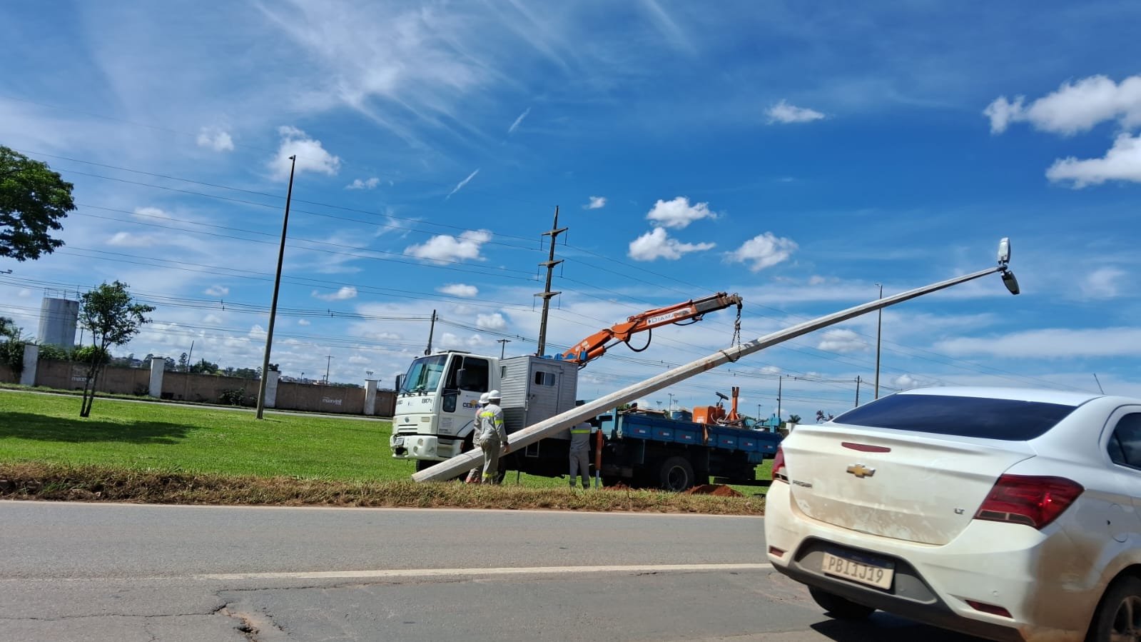 CEB IPes faz mutirão em Samambaia para reposição de luminárias e cabos furtados