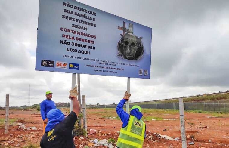 Combate à dengue: placas informativas em pontos de descarte irregular alertam para deveres e cuidados com o mosquito
