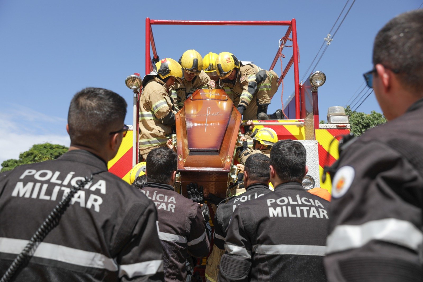 Comoção marca despedida de policial do DF que faleceu durante salvamento de vítimas em incêndio em Maceió Comoção marca despedida de policial do DF que faleceu durante salvamento de vítimas em incêndio em Maceió