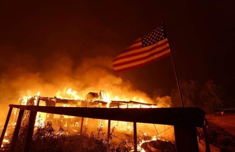 EUA: Incêndios em Los Angeles forçam 30 mil pessoas a deixarem suas casas