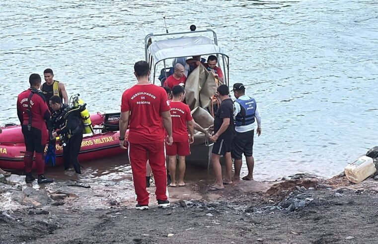 Equipe dos bombeiros do DF auxilia na retirada de veículo e de corpos do Rio Tocantins