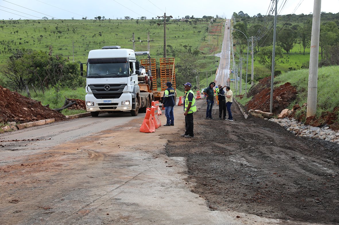 Equipes do GDF atuam na recuperação de trecho da DF-451, entre Ceilândia e Brazlândia