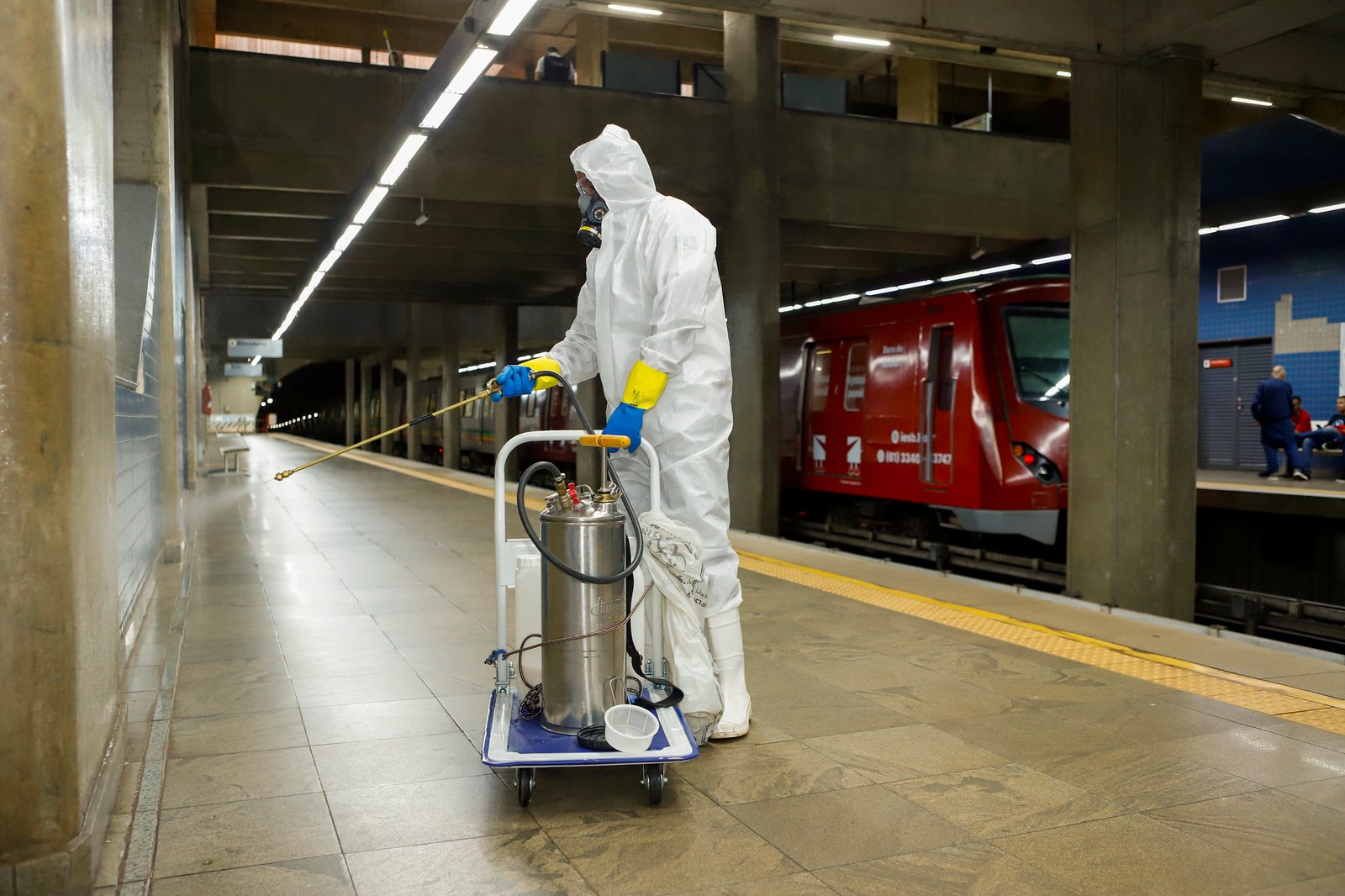 Estações de metrô têm ação de borrifação de inseticida contra o mosquito transmissor da dengue Estações de metrô têm ação de borrifação de inseticida contra o mosquito transmissor da dengue