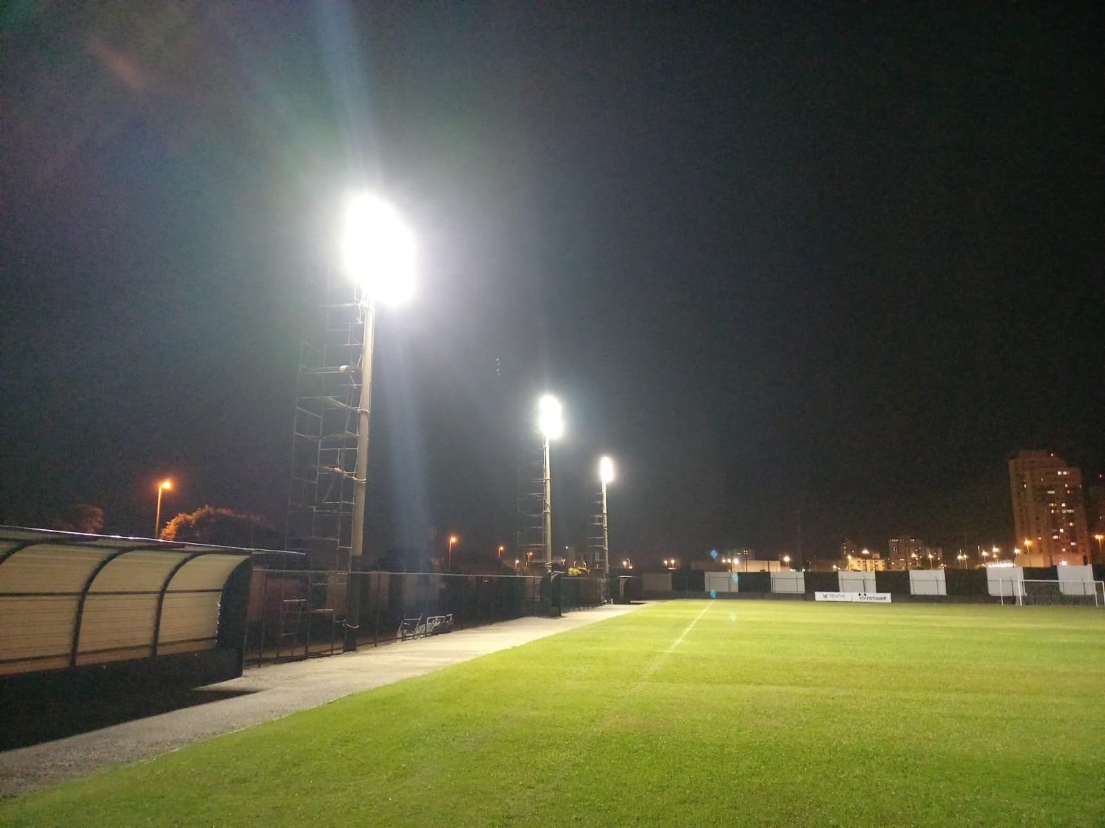 Estádio Abadião recebe manutenção na iluminação para atender ao Candangão