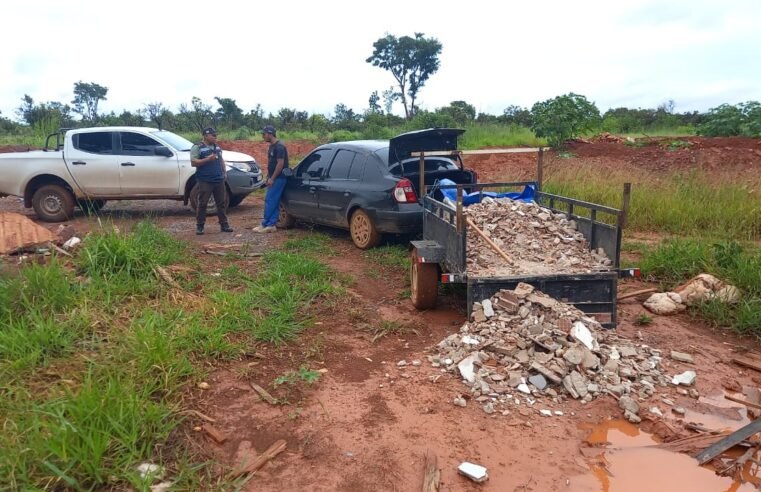 Fiscalização apreende caminhonete e multa homem que descartava entulho em área pública