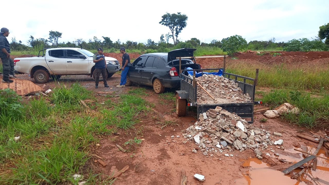 Fiscalização apreende caminhonete e multa homem que descartava entulho em área pública