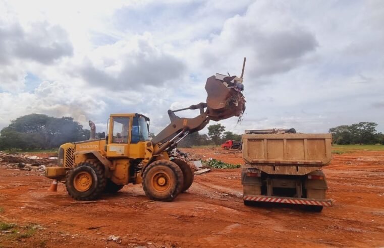 Lixão irregular na Vila Planalto é limpo por equipes do GDF