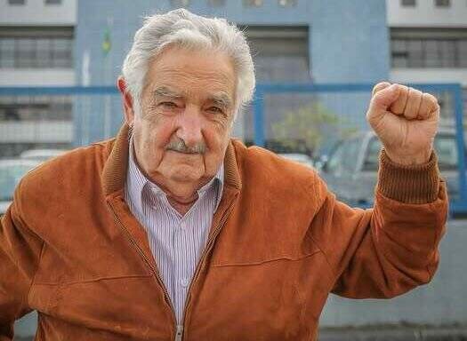 Mujica interrompe tratamento de câncer que se espalhou e diz estar morrendo