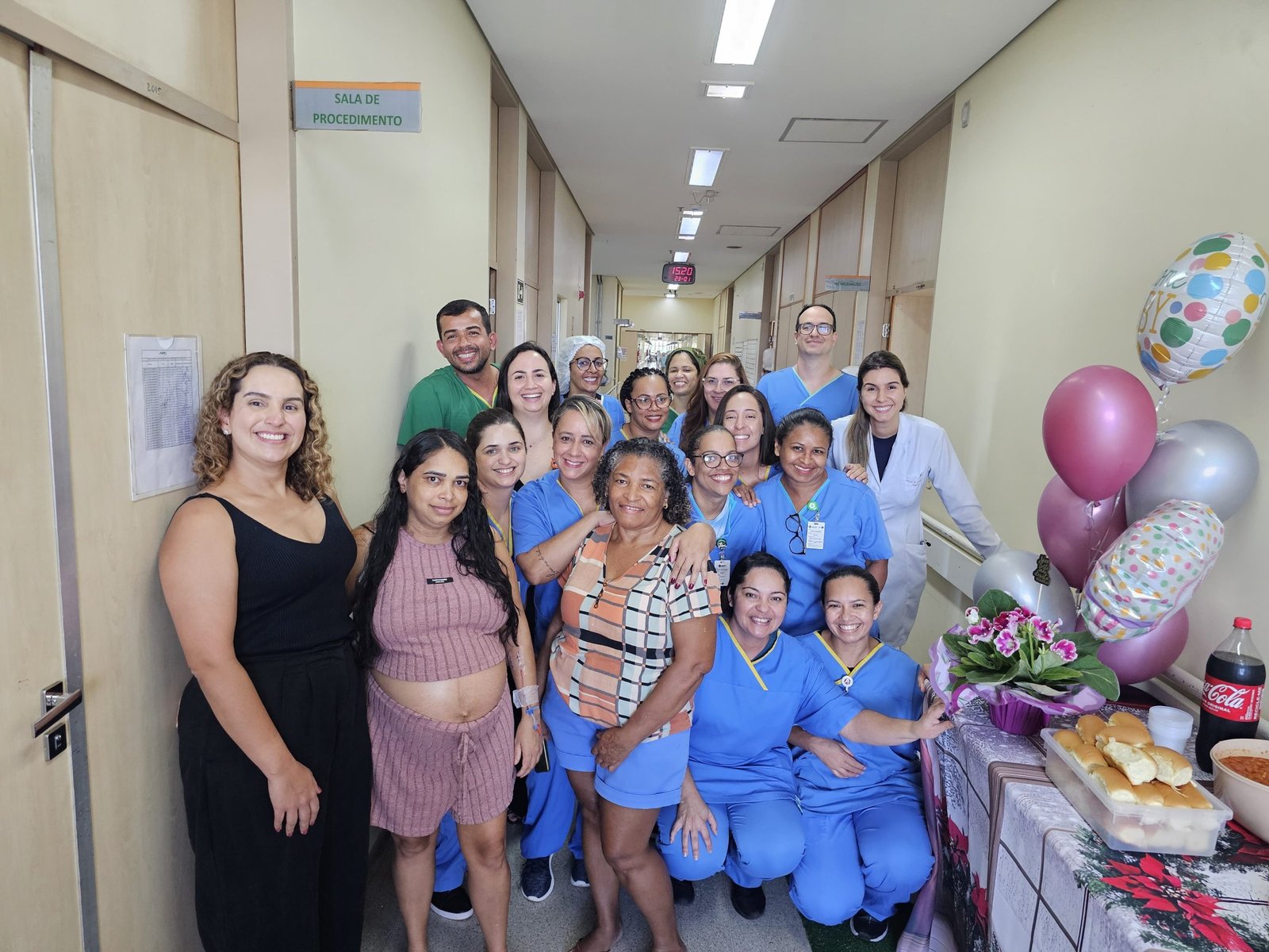 Paciente renal crônica se emociona ao receber chá de fraldas surpresa Paciente renal crônica se emociona ao receber chá de fraldas surpresa