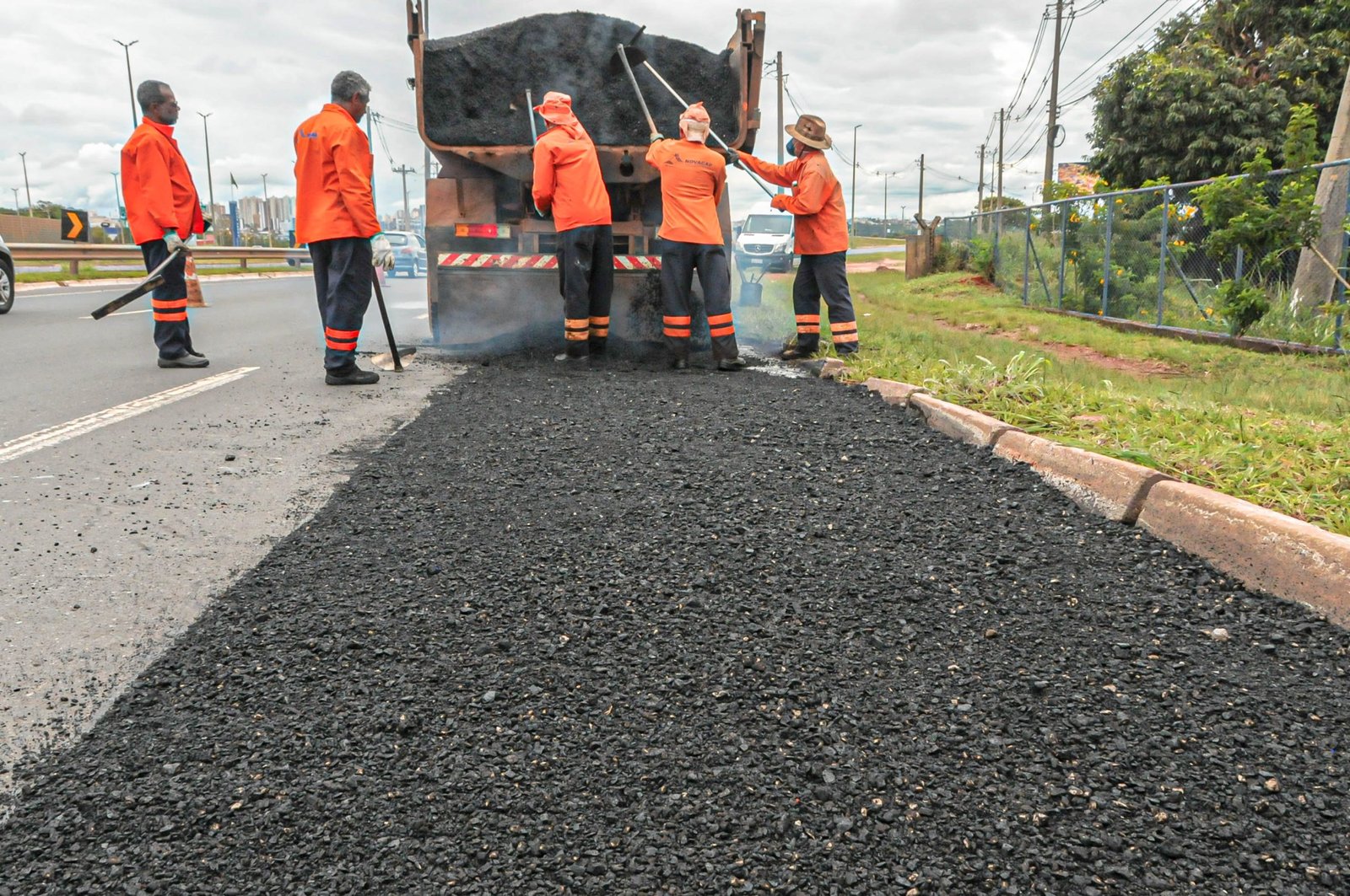 Uso de concreto betuminoso usinado a quente (CBUQ) garante durabilidade e qualidade ao asfalto do DF