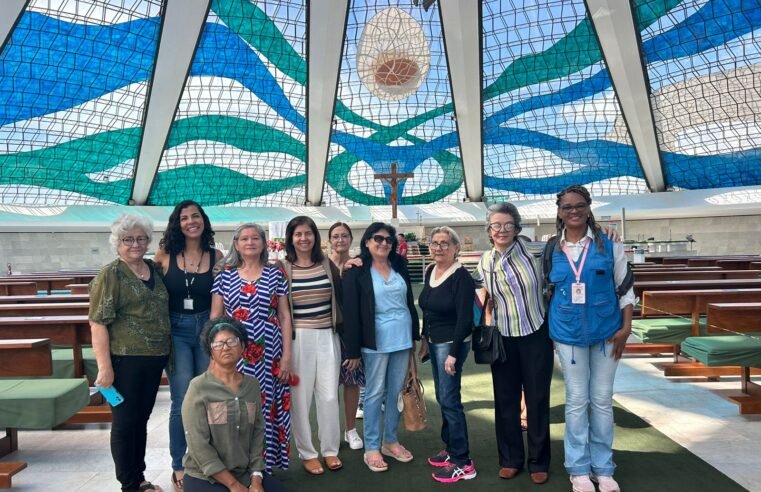 Assistente social leva grupo de mulheres para fazer turismo em Brasília