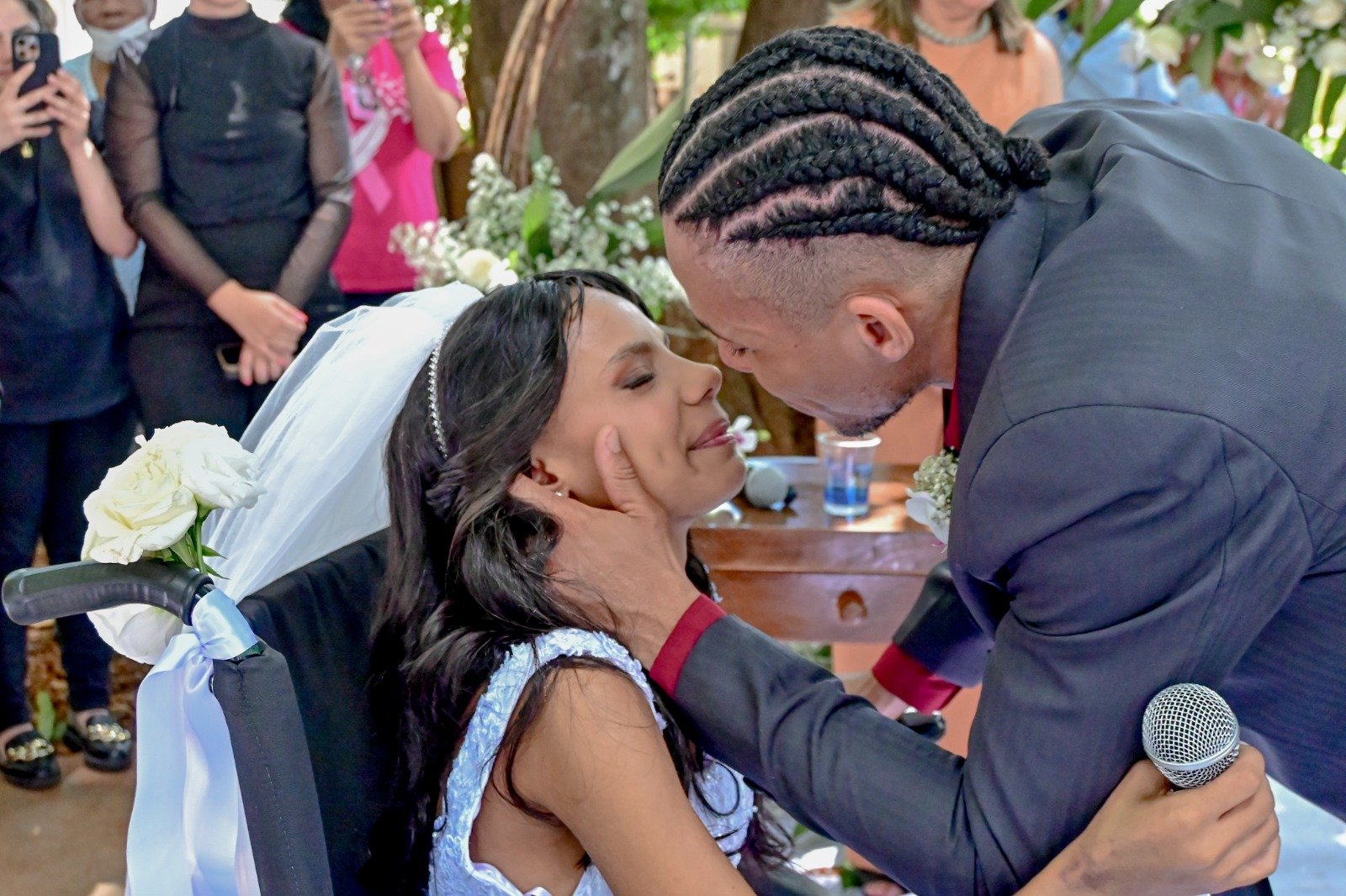 Casamento de paciente em cuidados paliativos emociona o Hospital de Base Casamento de paciente em cuidados paliativos emociona o Hospital de Base