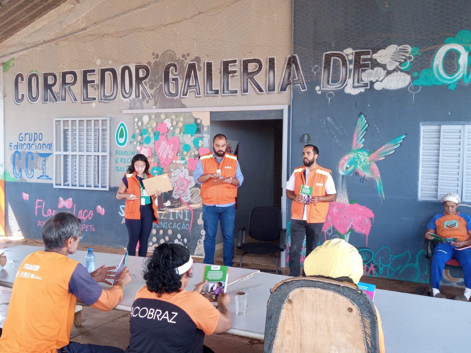 Catadores de recicláveis passam por capacitação para reduzir riscos com materiais cortantes e perigosos Catadores de recicláveis passam por capacitação para reduzir riscos com materiais cortantes e perigosos