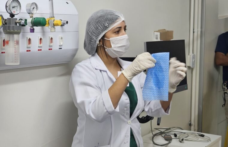 Colaboradores do HRSM fazem treinamento sobre limpeza e desinfecção de superfícies