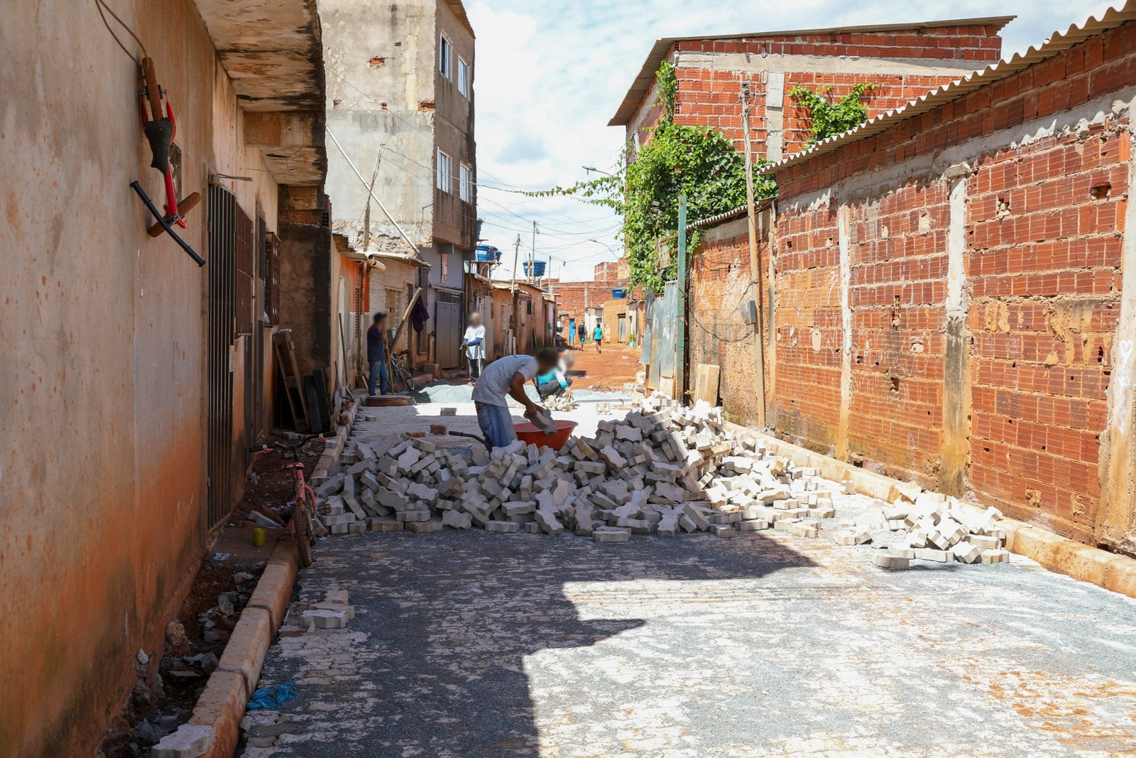 Fim da poeira: Pavimentação na Estrutural leva mais qualidade de vida aos moradores Fim da poeira: Pavimentação na Estrutural leva mais qualidade de vida aos moradores